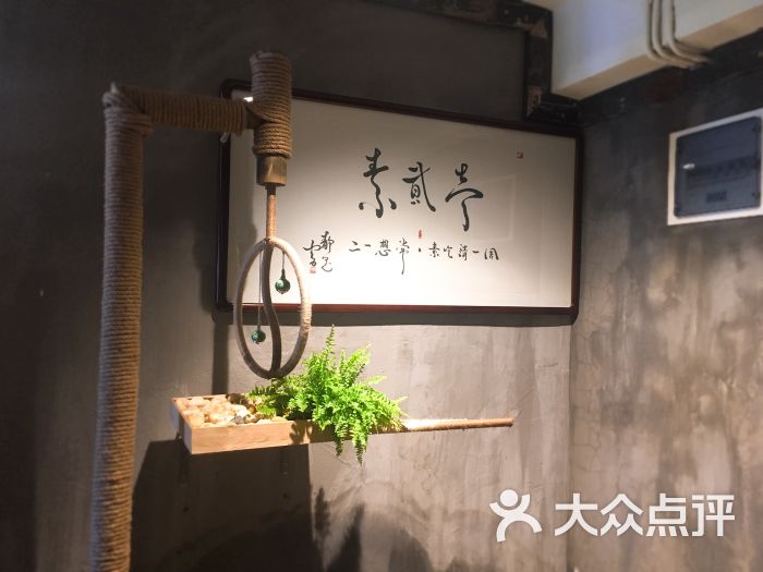 b体育_新歌《路》Mv首发 金润吉霸气演绎“说走就走”(图1) 必一